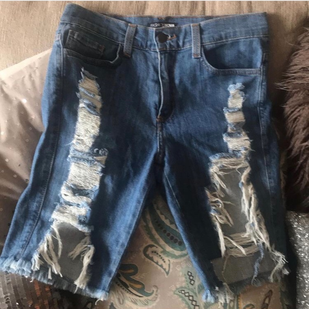 Bermuda distressed shorts